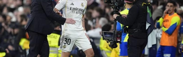 乐鱼app-每体：赫伊森与马斯坦托诺遭伯纳乌狂嘘，皇马球迷耐心已耗尽